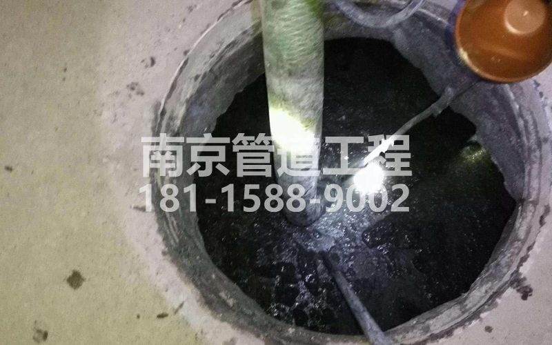 216龙潭街清理化粪池