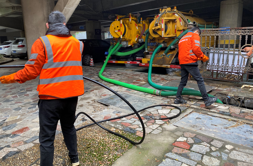 270龙潭街某商场污水清理