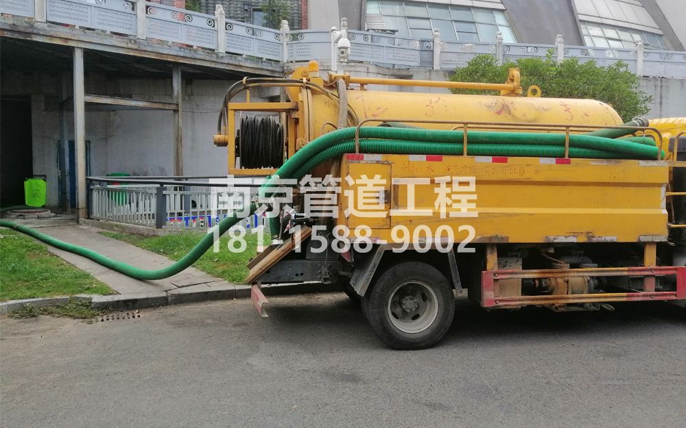 277龙潭街商场隔油池吸污