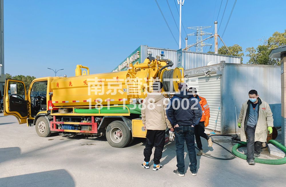 311龙潭街粮油市场化粪池清理